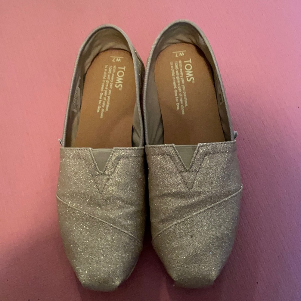 Women’s Tom’s Size 7